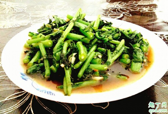 炒茼蒿的时候要不要过下水了 炒茼蒿不焯水可以吗