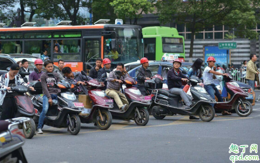 电动车电瓶充电很快充满是怎么回事 电瓶车为什么充不进电怎么办