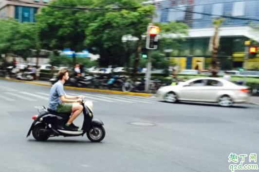 电动车电瓶充电很快充满是怎么回事 电瓶车为什么充不进电怎么办