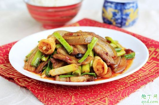 回锅肉先放肉还是豆瓣酱 回锅肉豆瓣酱是后面放吗