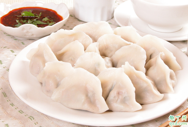 荠菜包饺子要不要用开水烫一下 荠菜包饺子要过水吗