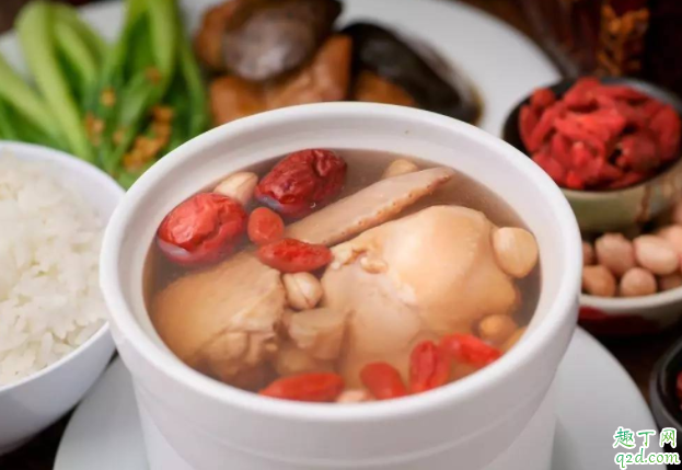 生完孩子第一餐怎么吃 生完孩子吃公鸡还是母鸡