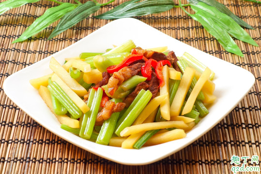 炒芹菜先放盐还是后放盐 炒芹菜什么时候放盐好