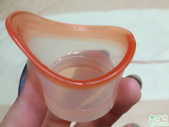 隐形眼镜摘不下来可以用洗眼液吗 隐形眼镜可以用洗眼液浸泡吗