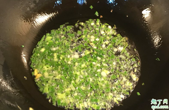 炸葱油的原料要不要晾干再炸 炸葱油的葱姜蒜等洗了要不要把水晾干