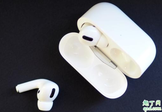 airpods pro怎么拿出来 airpods pro充电要把耳机拿出来吗