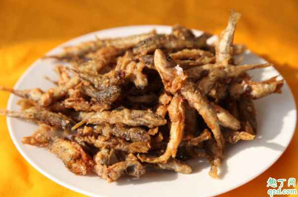 炸小鱼先裹面粉还是鸡蛋 炸小鱼裹什么比较好