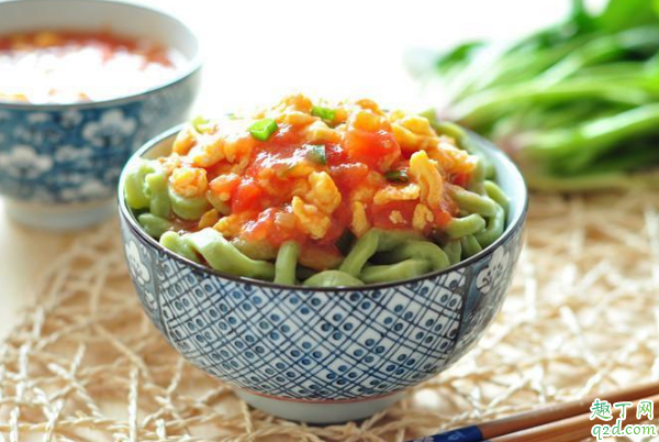菠菜面的菠菜要焯水吗 菠菜面要用开水焯一下菠菜吗