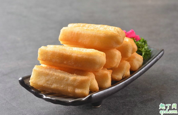 为什么炸油条中间发不起来 炸油条中间不蓬松是怎么回事