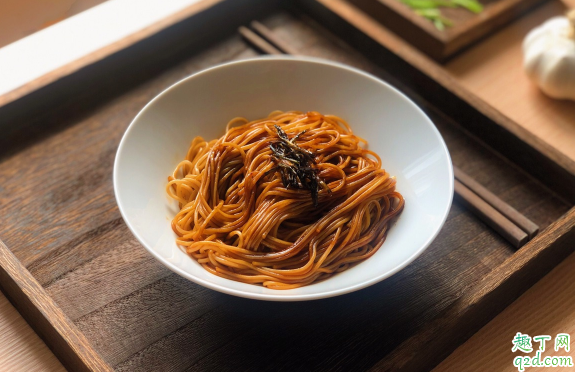 做葱油拌面用生抽还是味极鲜 葱油拌面里的生抽能用味极鲜代替吗