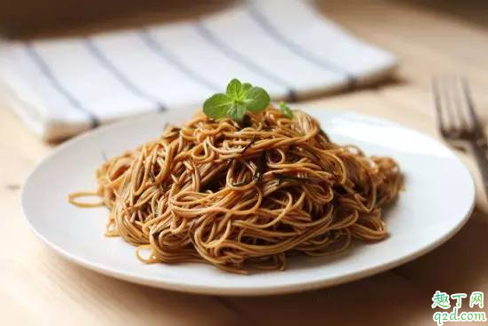 做葱油拌面用生抽还是味极鲜 葱油拌面里的生抽能用味极鲜代替吗