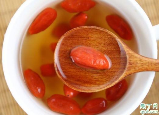 枸杞泡水喝干吃哪个好 枸杞泡水是红色正常吗