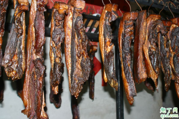 熏腊肉可以用包谷心吗 熏腊肉一般用什么熏最香