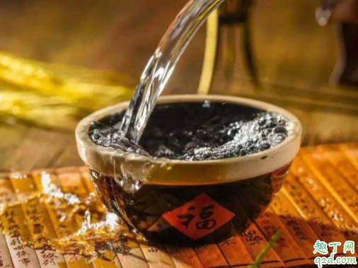 喝白酒多喝汤水能解吗 喝白酒为什么要喝矿泉水