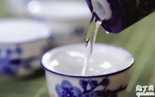 喝白酒多喝汤水能解吗 喝白酒为什么要喝矿泉水