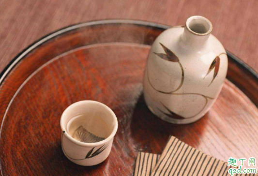 喝白酒多喝汤水能解吗 喝白酒为什么要喝矿泉水
