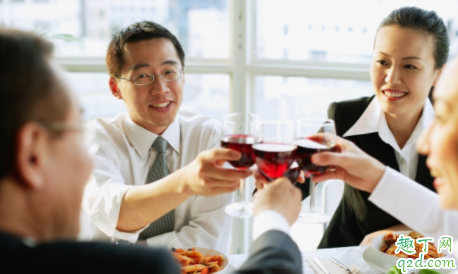 普通员工如何给领导敬酒 给领导敬酒要注意什么