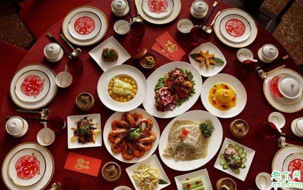 年夜饭两个人吃几个菜好 年夜饭两个人怎么吃