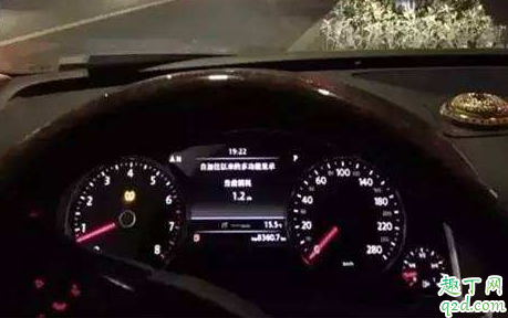 开车时正踩刹车斜踩油门对吗 刹车油门该怎么踩