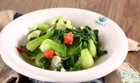 青菜怎么炒不会变黑 青菜怎么炒绿绿的