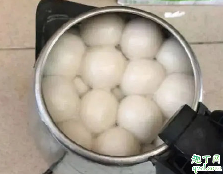 煮汤圆里面不熟是怎么回事 用电水壶煮汤圆可以吗