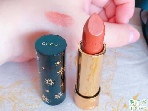 Gucci2020黑金星星口红306什么颜色 Gucci黑管星星306口红试色
