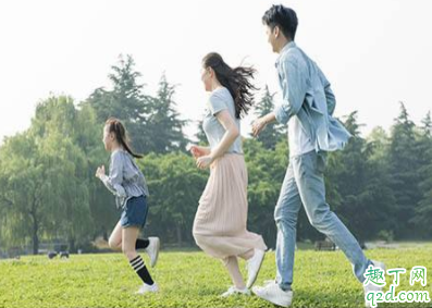 孩子不和陌生人问好是对还是错 孩子为什么不愿意和陌生人问好