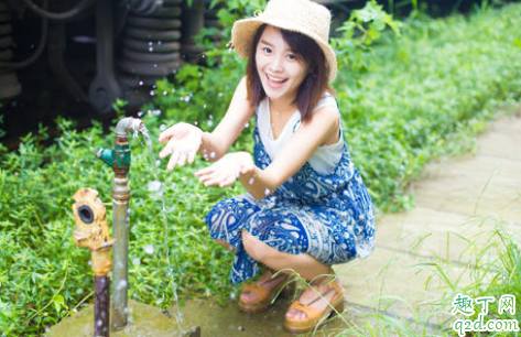 穿丝袜为什么脚容易臭 化纤的袜子臭脚吗