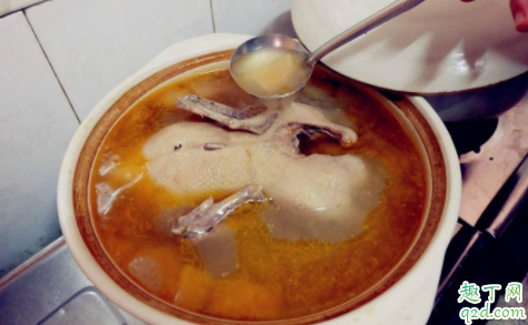 鸭肉怎么做不会柴 自家养的鸭子要焯水再炖汤吗