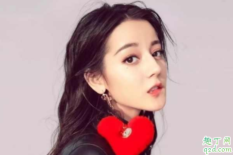 女生咬嘴唇是什么心理 女人咬嘴唇暗示什么