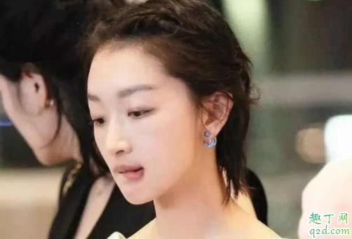 女生咬嘴唇是什么心理 女人咬嘴唇暗示什么
