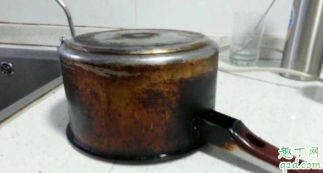 铁炒锅外面黑垢怎么去除 炒锅外面的油烟怎么处理