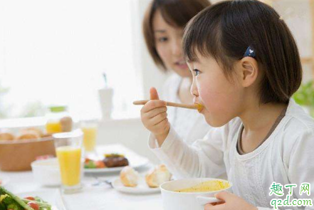 一岁宝宝一天吃多少餐合适 一岁宝宝需要加餐吗