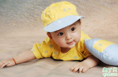小孩手指头脱皮怎么回事 8个月宝宝手指有倒刺缺什么
