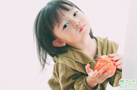小孩手指头脱皮怎么回事 8个月宝宝手指有倒刺缺什么