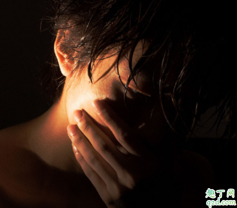 摸男生喉结意味着什么 亲男生喉结有啥反应