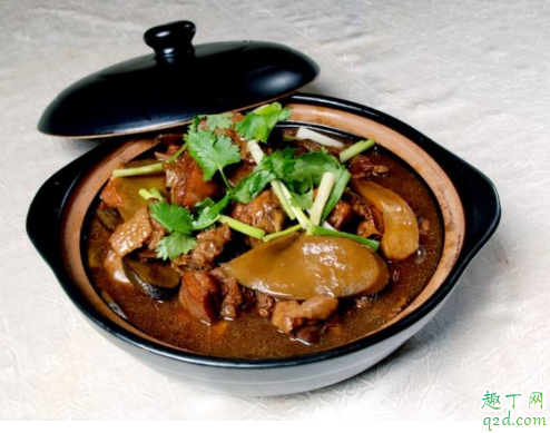 小鸡炖蘑菇蘑菇是和鸡一起放吗 小鸡炖蘑菇什么时候放蘑菇最好