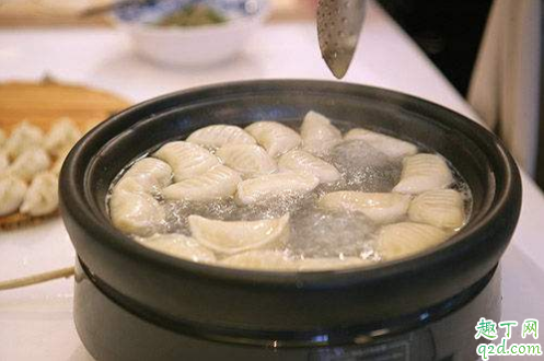 ​煮饺子煮到什么程度算熟 怎么判断煮饺子熟了