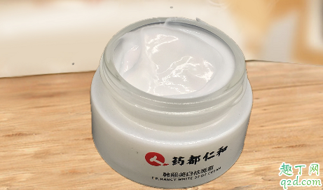 仁和祛斑霜可以和任何化妆品一起用吗 仁和祛斑霜可以祛痘印吗