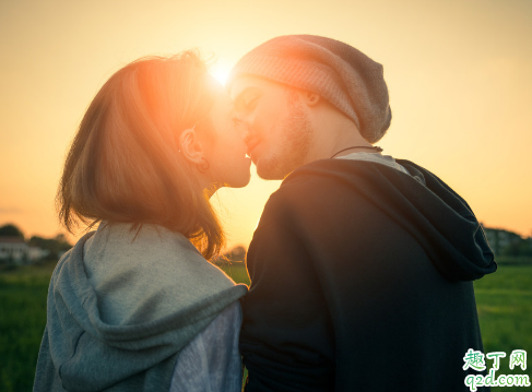 接吻时最让男生恶心的事,90%的女孩都做过你中招没