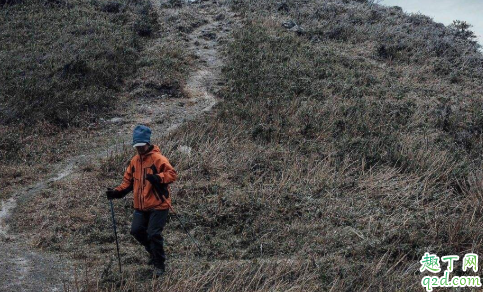 登山鞋要买得比平时大一号吗 登山鞋重的好不好