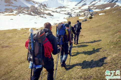 登山杖折叠和伸缩的哪个好 户外神器登山杖这么选准没错