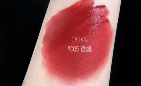 卡婷清平乐唇釉C05和阿玛尼红管415试色对比，这支平替究竟值不值？