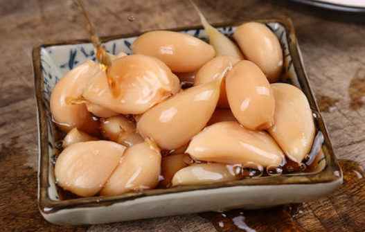 糖醋蒜放盐好还是不放盐好？用盐水浸泡口感会更好！