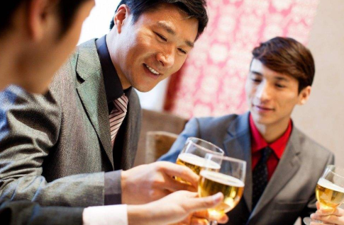 发工资同事叫我请他吃饭如何巧妙拒绝？这么回应不得罪人！