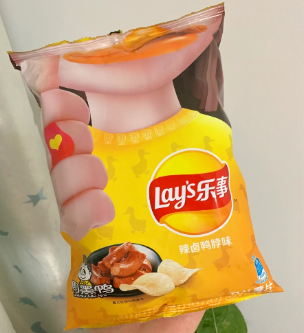 乐事周黑鸭辣卤鸭脖味薯片好吃吗？咸辣咸辣的让你一口吃上瘾！