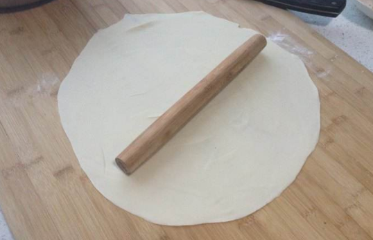 擀面的时候老是粘在面板上怎么办？学会这几招就不用担心粘黏了！