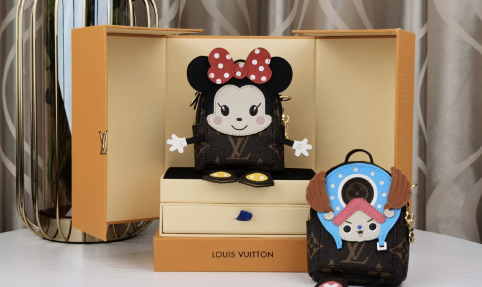 lv520限定双肩包钥匙挂件也太可爱了吧，米妮跟乔巴爱了！