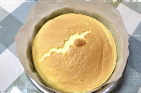 戚风蛋糕出炉要震吗 戚风蛋糕烤好了为什么要震一下