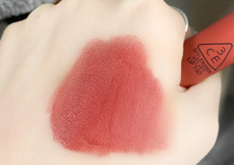 3ce哑光丝绒唇釉cheeky rose口红试色，嫩fufu的蜜桃色呀！